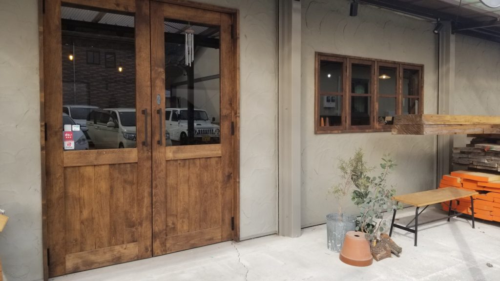 無垢の玄関ドア 和歌山県和歌山市の注文住宅 新築一戸建てならマルコーホーム