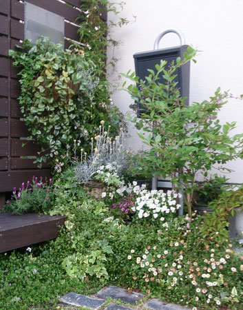 スタンドポストと植栽の写真